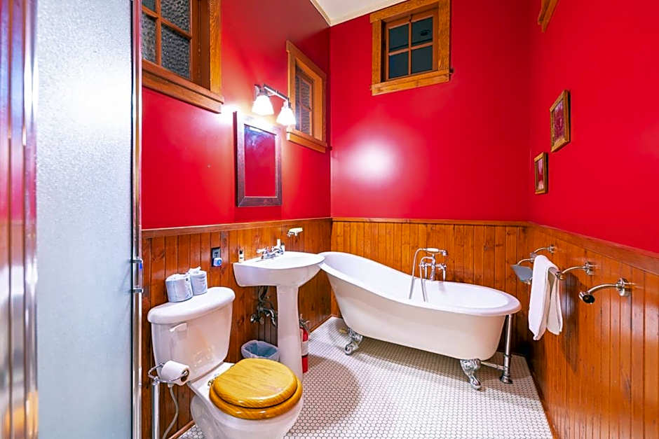 Johnston Canyon Lodge & Bungalows