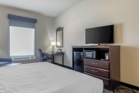 1 King Bed, Mobility Accessible, Communication Assistance, Bathtub, Non-Smoking, Full Breakfast