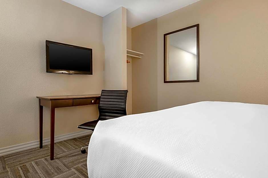 Econo Lodge Inn & Suites