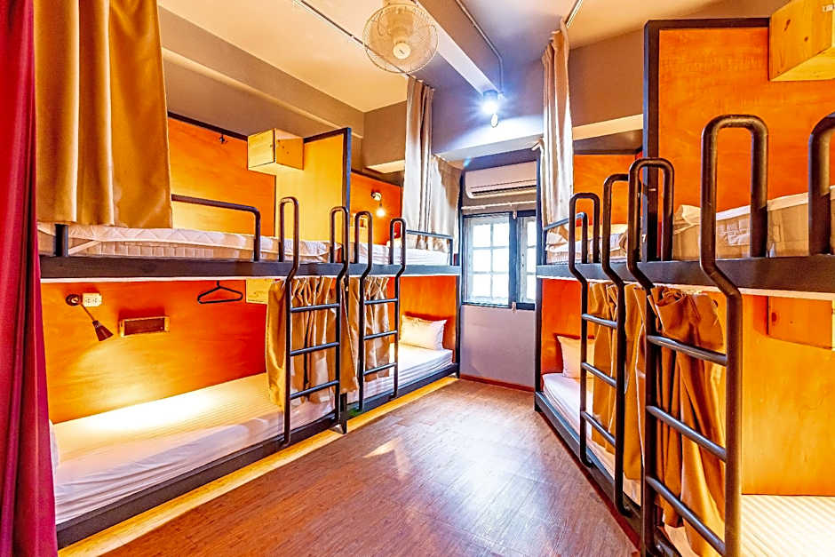 Thonglor travellers' hostel and cafe'