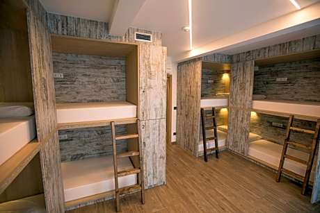 Bed in 8-Bed Mixed Dormitory Room
