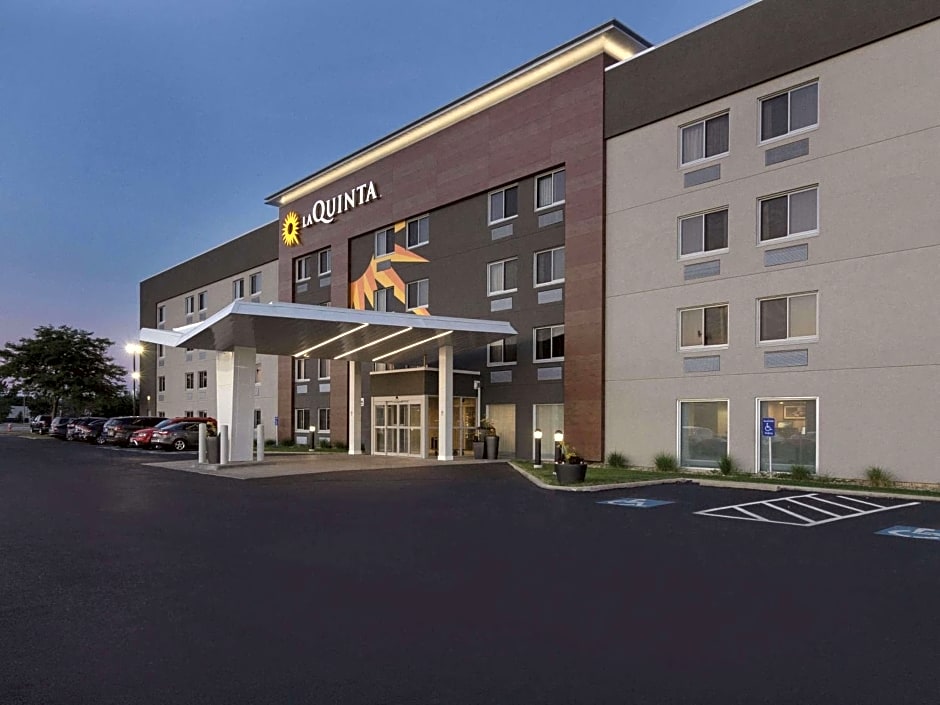 La Quinta Inn & Suites by Wyndham Cleveland - Airport North