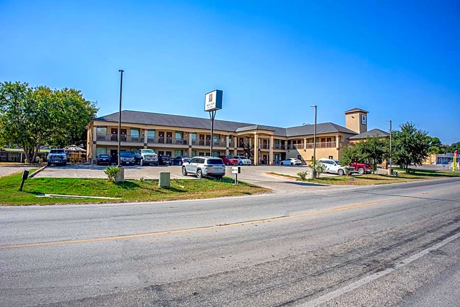 Moulton Inn & Suites By OYO