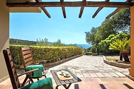 Ecovillage with swimming-pool surrounded by greenery, apartments with air conditioning and outdoor private area