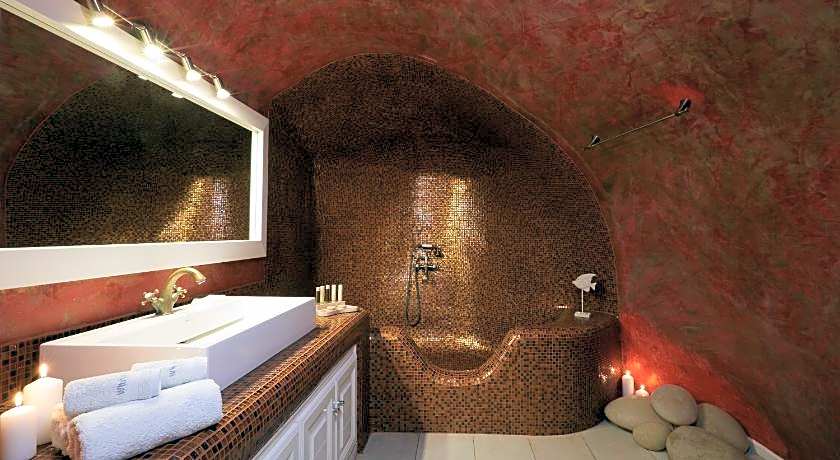 White Santorini Suites & Spa