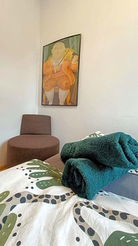 Near Schönbrunn - Economy Rooms in Shared Apartment at Meidling Train Station