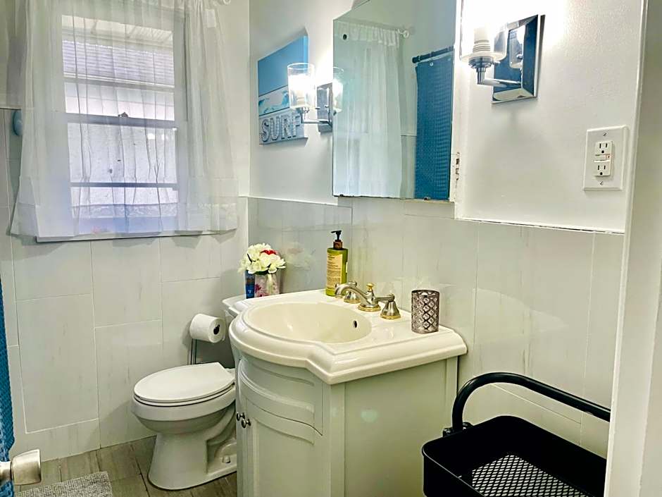 Vacation house Entire floor Kids yard walk 2 subway