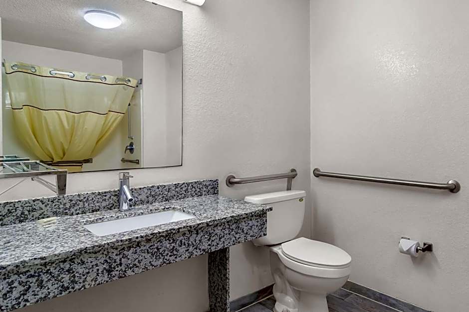 Travelodge Suites by Wyndham MacClenny