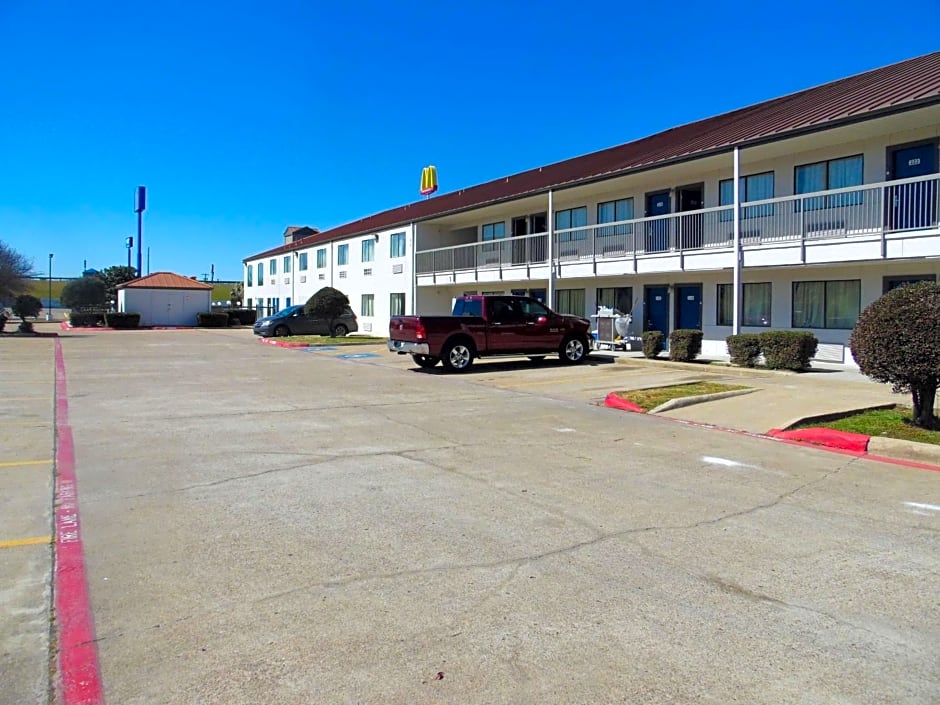 Motel 6 Ennis, TX