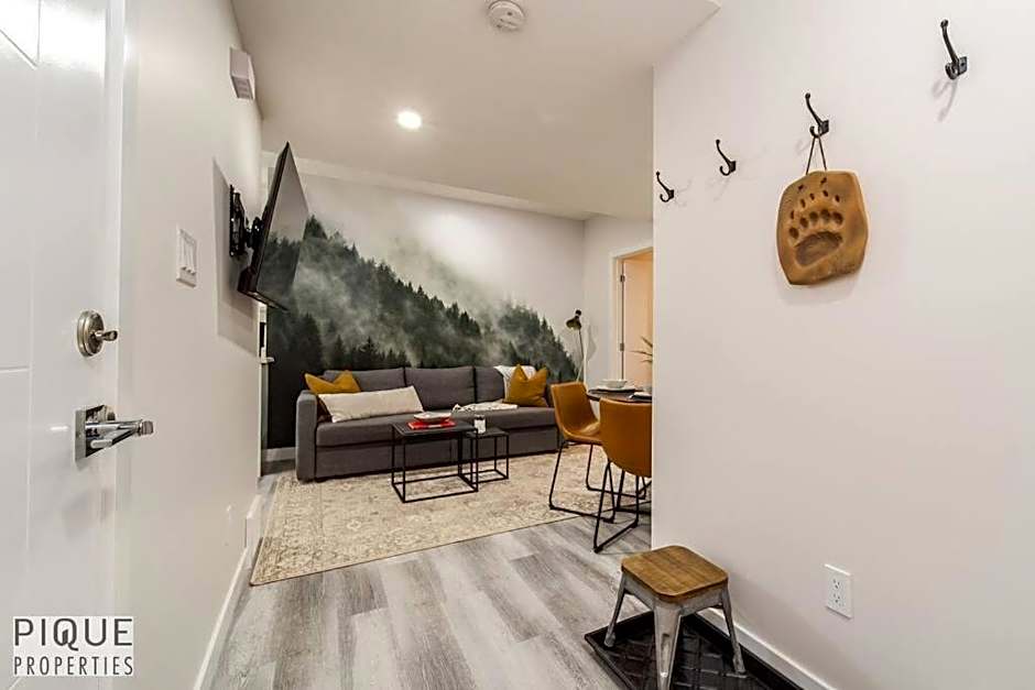 NEW, Mountain Chic Suite, Whyte Avenue, Netflix, WiFi, Sleeps 6