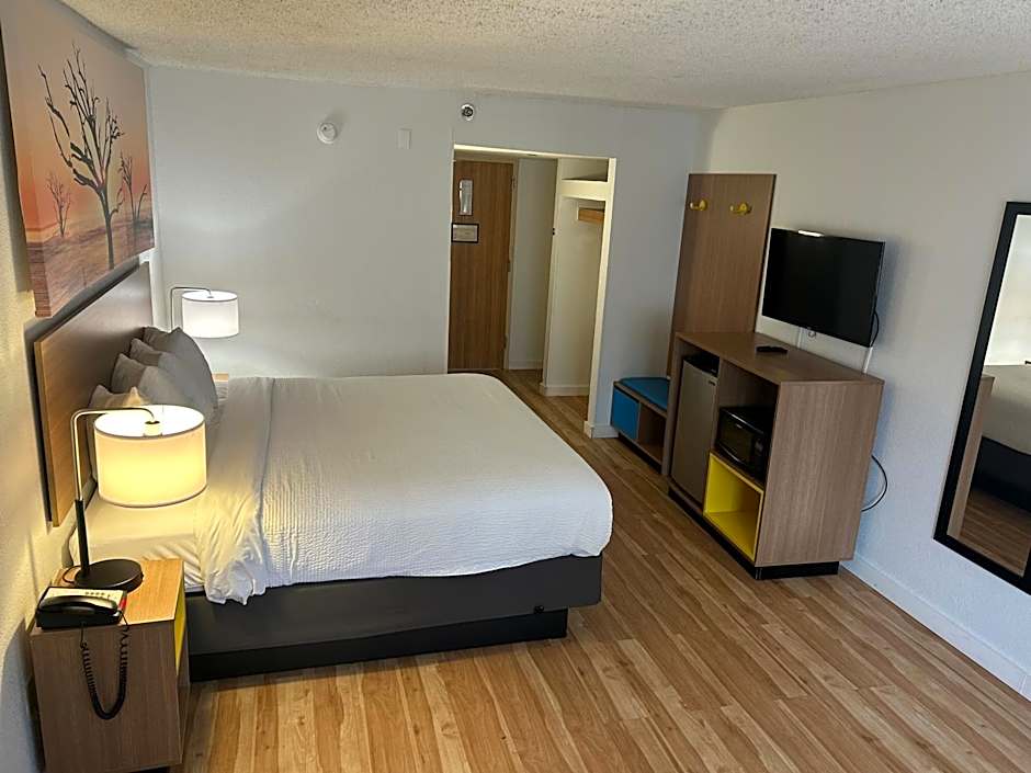 Days Inn by Wyndham Sherman