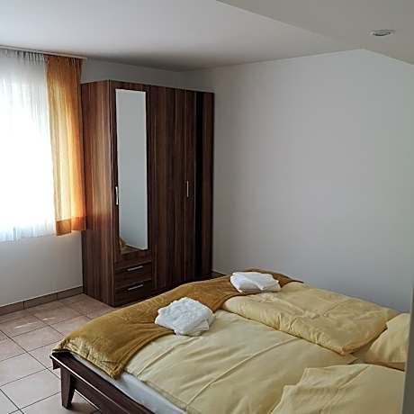 Doppelzimmer-Economy-Gemeinsames Badezimmer-No view-Gemeinschaftsbad