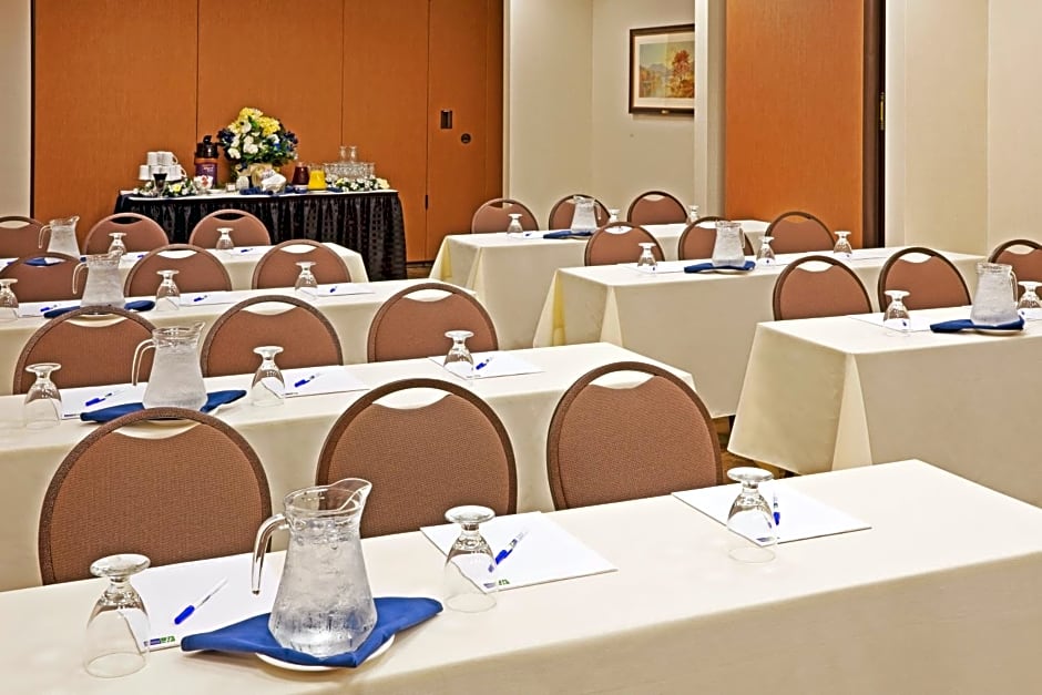 Holiday Inn Express Hotel & Suites Latham By IHG