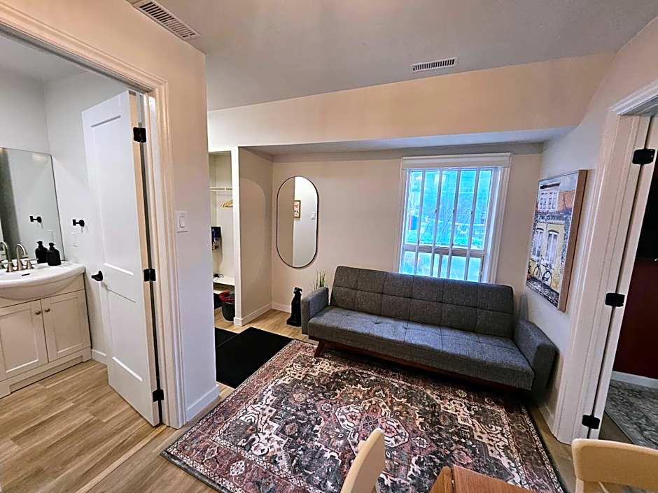 JstLikeHome - Old Ottawa Suite & Guesthouse