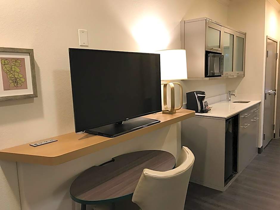 Holiday Inn and Suites McKinney - Allen By IHG