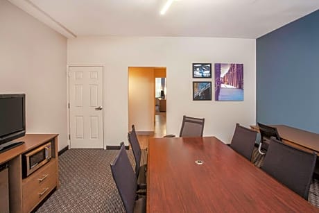 Conference King Suite with City View - Non-Smoking