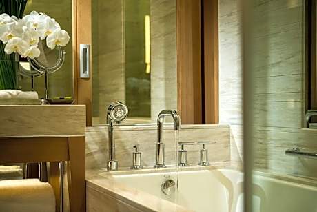 Classic King Room with Ocean View - High Floor