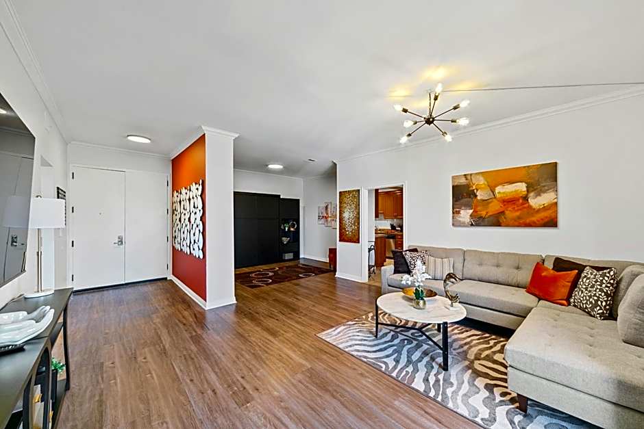 Beverly Hills 2 bed 2 bath Penthouse with Den and Parking 414