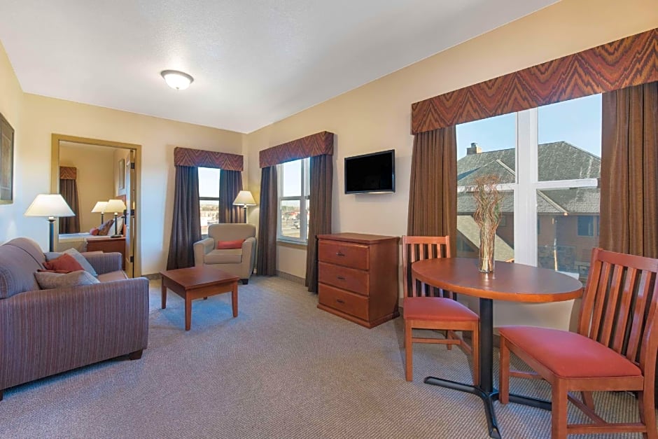 Clarion Hotel & Suites