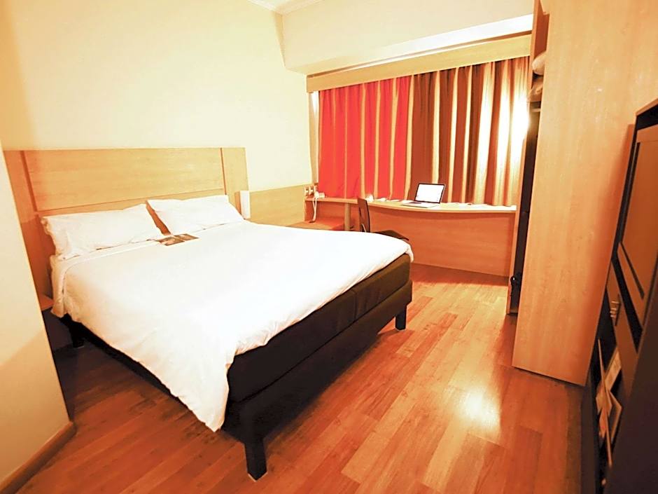 Photo 1 of 19 of Standard 1 Queen Bed