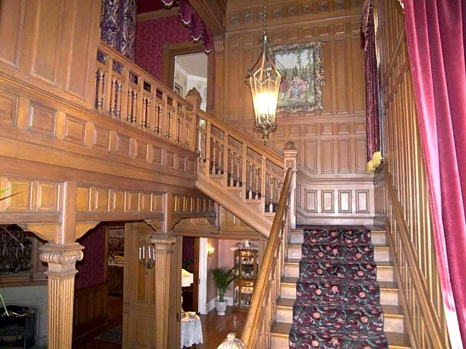 Alexander Mansion  Bed and Breakfast
