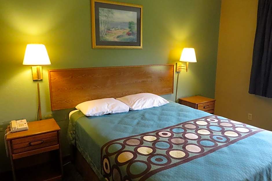 Super 8 by Wyndham Macomb