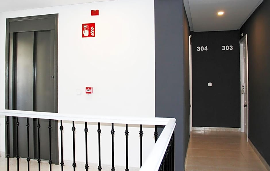 Hugo Beach Hotel & Apartments