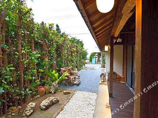 Nerome01 Okinawan Traditional House in Yambaruvs