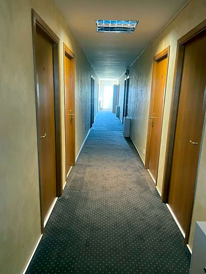 KM 80 Restaurant & Hotel