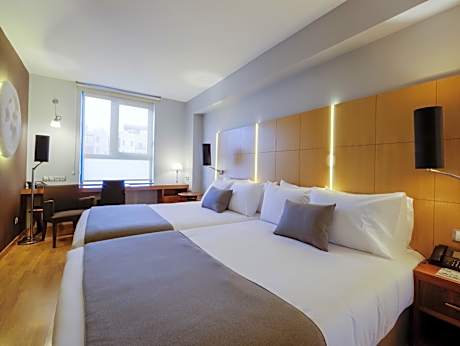 Family Room (2 Adults 1 Child)