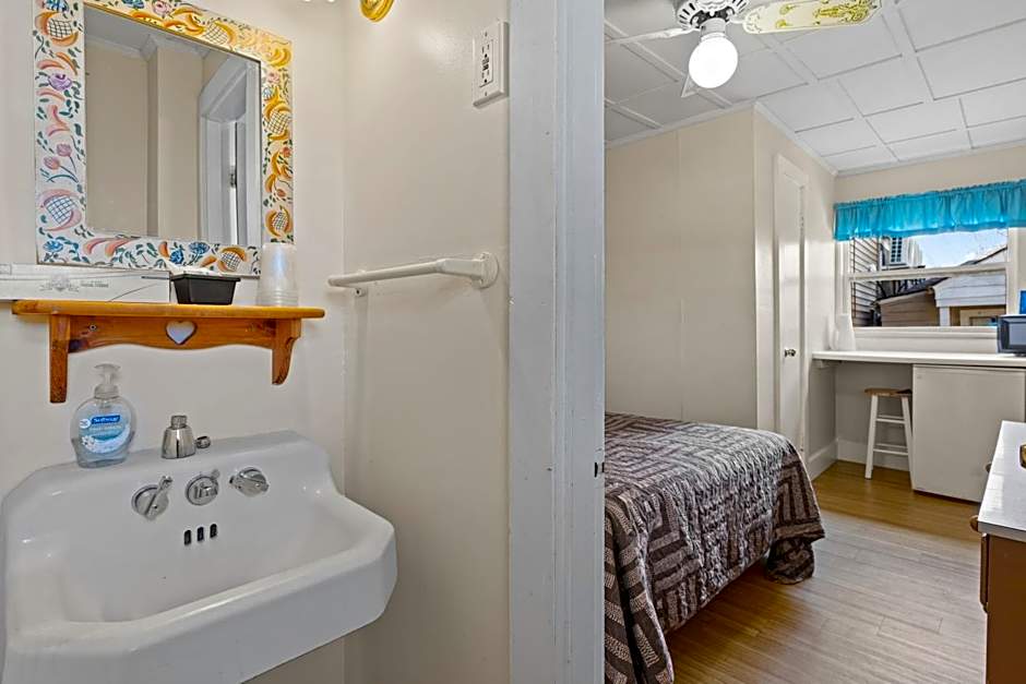 Beach Motel and Suites