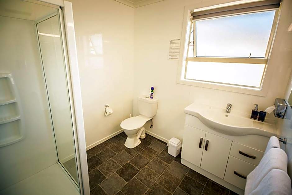 AAA Thames Court Motel