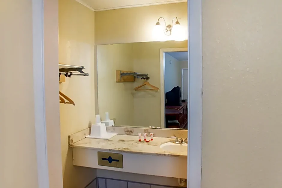 Rest Inn - Extended Stay, I-40 Airport, Wedding & Event Center