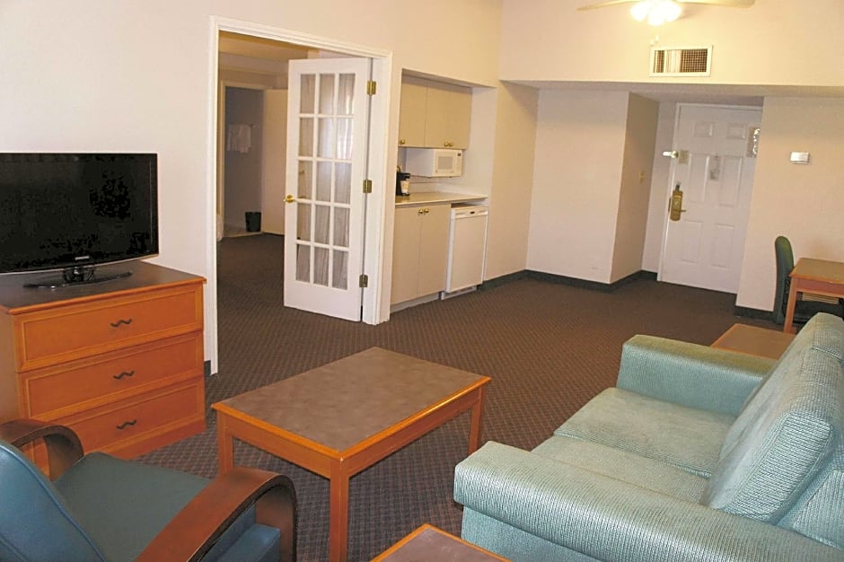 La Quinta Inn & Suites by Wyndham Kansas City Lenexa