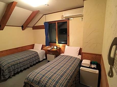 200 Basic Standard Twin Room with Shared Bathroom