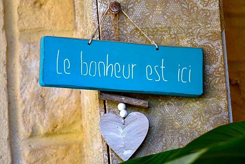 L'AMARILYS chambre d'hôte au coeur du village, terrasse avec vue sur le château