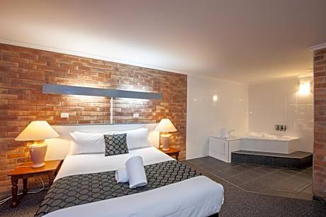 Executive Queen Suite with Spa Bath