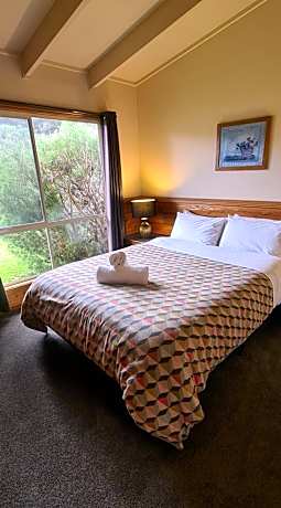 Deluxe Two-Bedroom Cottage with Spa Bath