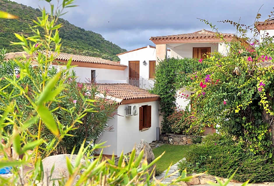 Residence con piscina a Tanaunella a 1500 m dal mare