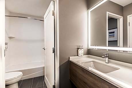 Queen Studio Suite - Communications Accessible