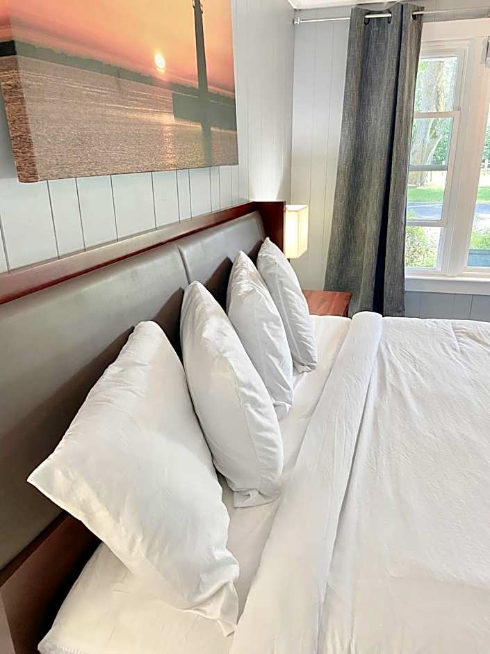 Elk Rapids Lakeshore Inn