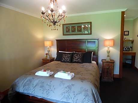 Acacia Queen Suite
