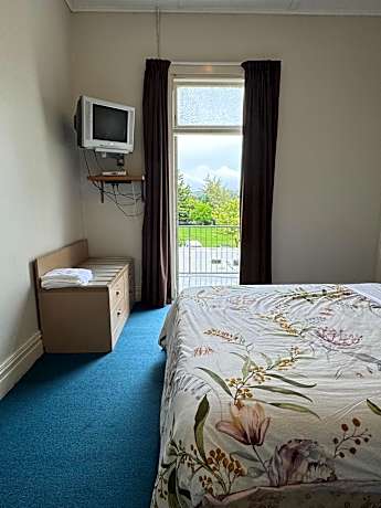 Economy Triple Room with Shared Bathroom