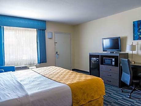 King Room with Recliner - Non-Smoking