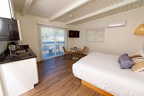 Deluxe King Studio Non Pet Friendly