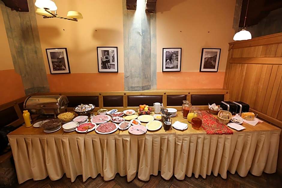 U Cervene zidle - Red Chair Hotel