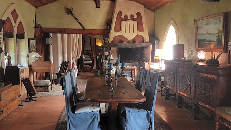 Suite Médiévale 40m2 chambre d' hôte du Mas Fabrègue