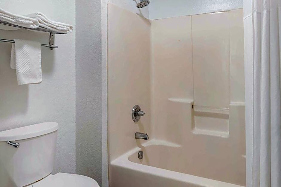 Quality Inn & Suites Decatur Priceville I-65