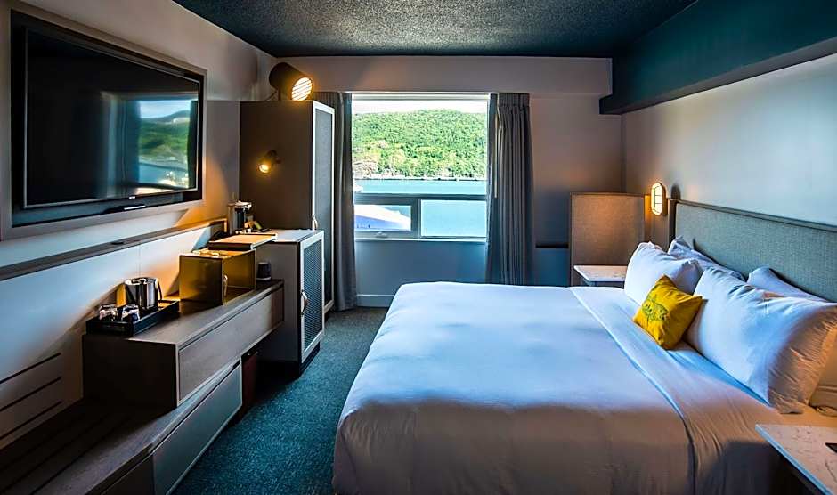 DoubleTree by Hilton St. John's Harbourview