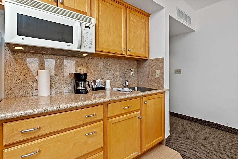 Beach House Inn & Suites